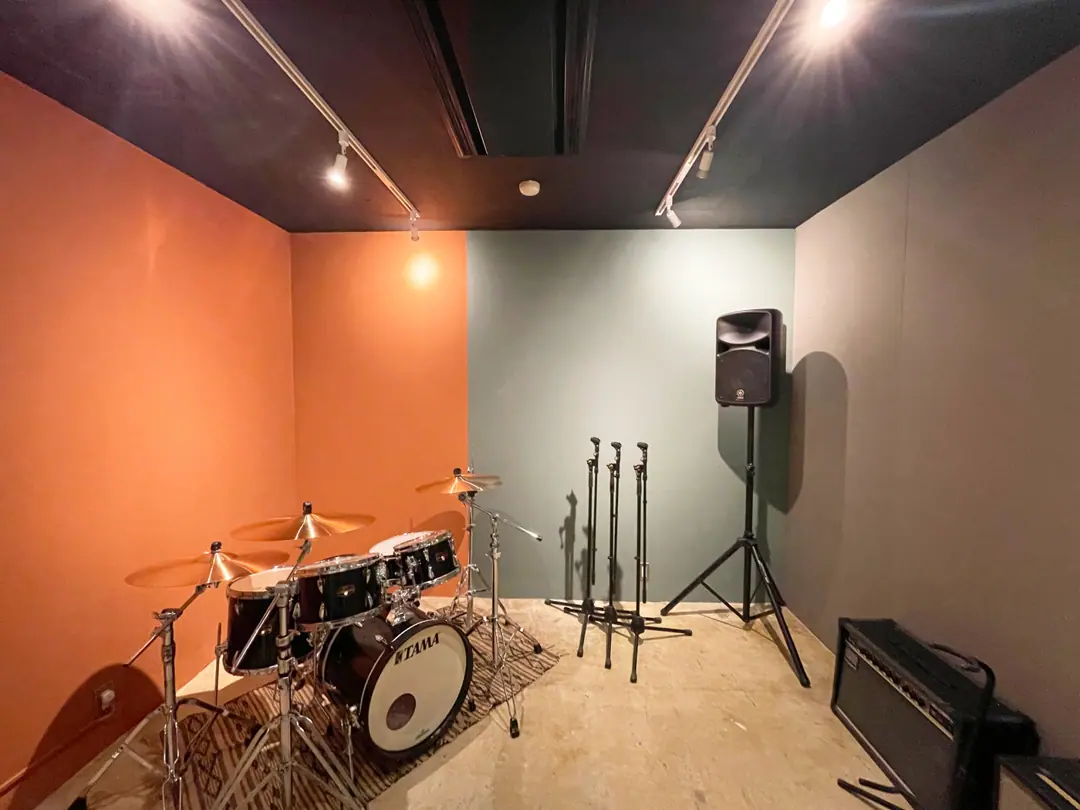 STUDIO NOVZO（ドラムとアンプのある部屋）