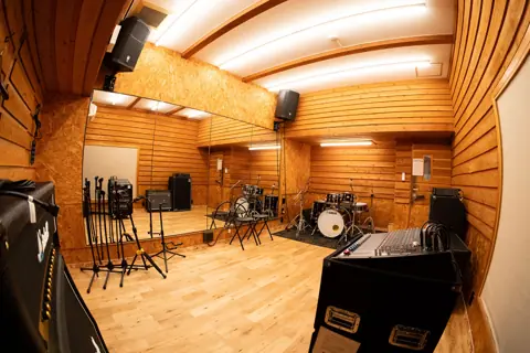 OFFBEATS STUDIO（ドラムとミキサーのある練習室）