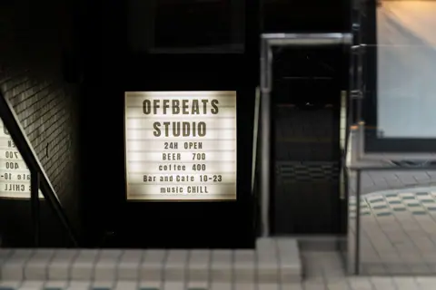 OFFBEATS STUDIO：看板のある入口