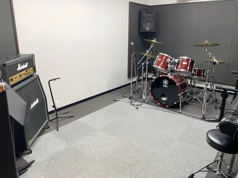 小川楽器 久留米シティプラザ店（ドラムとアンプのある練習室）