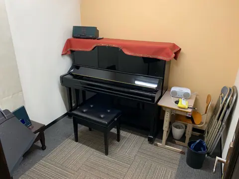 小川楽器 久留米シティプラザ店：アップライトピアノのある部屋