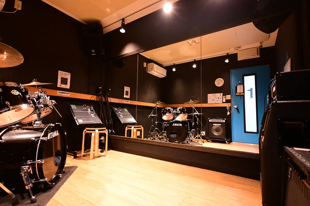 音楽天国 藤枝店（ドラムとアンプのある練習室）