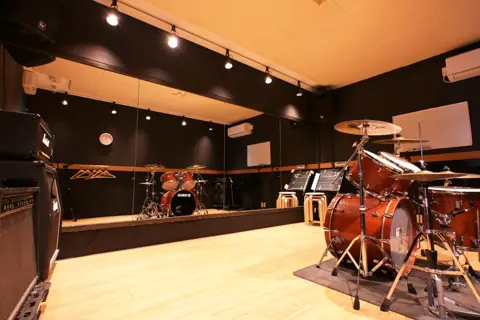 音楽天国 藤枝店：ドラムとアンプのある練習室