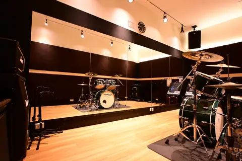 音楽天国 浜松市野店:ドラムとアンプのある練習室