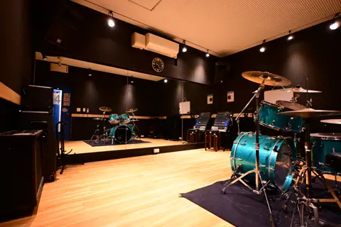 音楽天国 浜松市野店:ドラムとアンプのある練習室