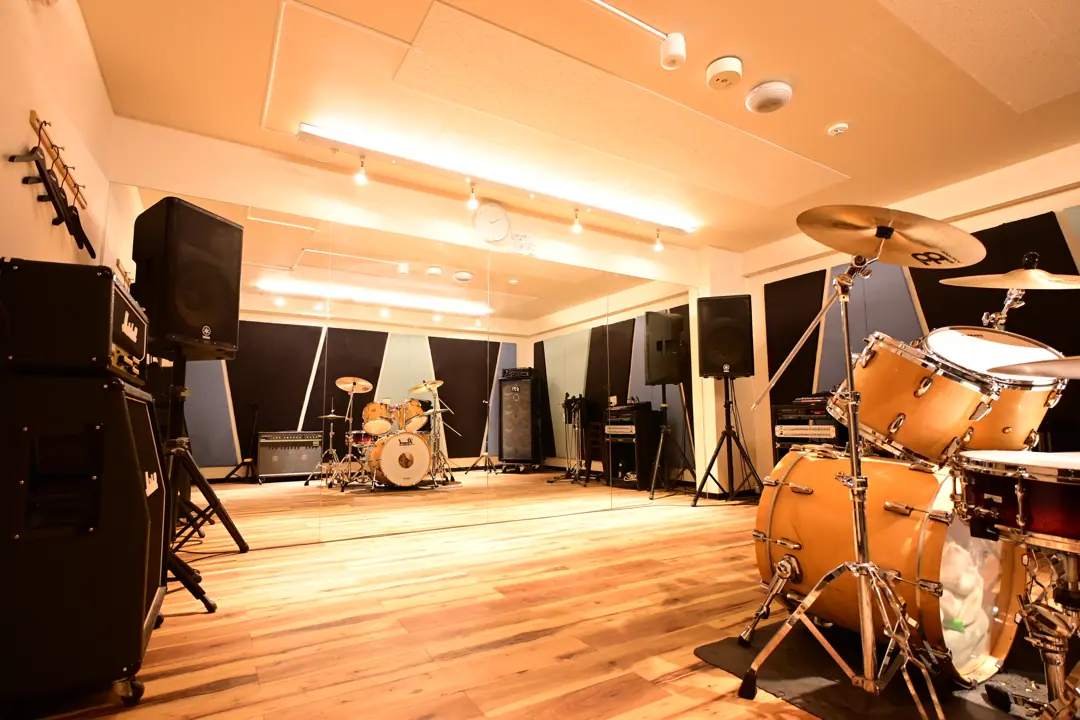 音楽天国 京都河原町店(ドラムとアンプのある練習室)