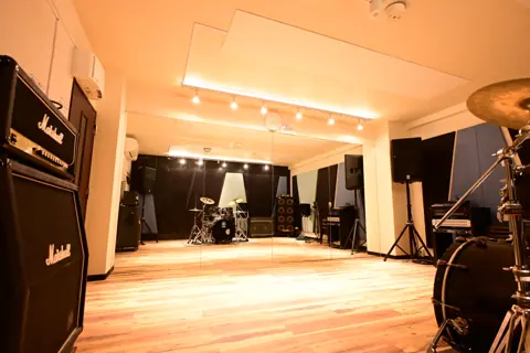 音楽天国 京都河原町店：ドラムとアンプのある練習室