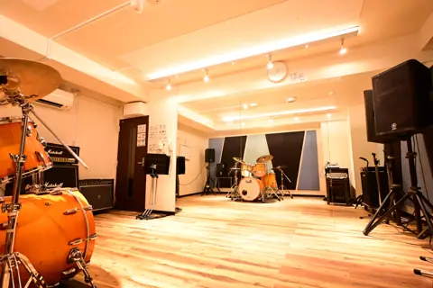 音楽天国 京都河原町店：ドラムとアンプのある練習室