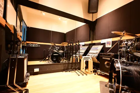音楽天国 名古屋ささしまライブ店(ドラムとアンプのある練習室)
