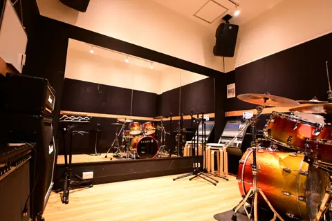 音楽天国 名古屋ささしまライブ店：ドラムとアンプのある練習室