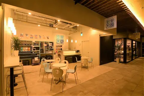 音楽天国 名古屋ささしまライブ店：ロビーのテーブル席