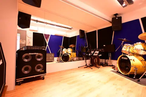 音楽天国 静岡駅前店：ドラムとアンプのある練習室