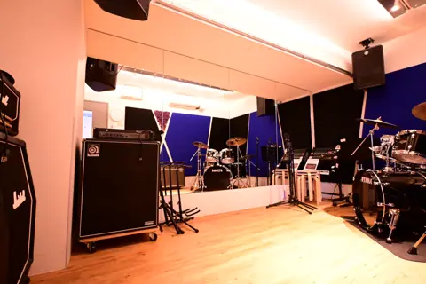 音楽天国 静岡駅前店：ドラムとアンプのある練習室
