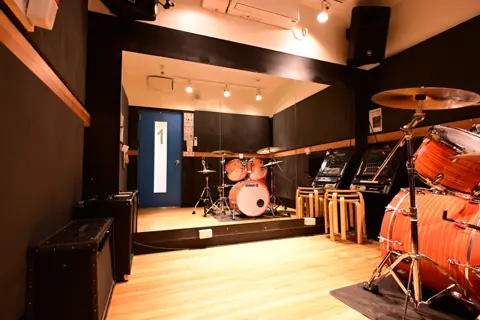 音楽天国 静岡草薙店（ドラムとアンプのある練習室）