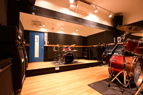 音楽天国 静岡草薙店：ドラムとアンプのある練習室