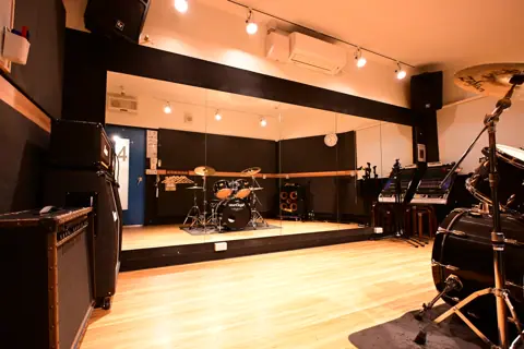 音楽天国 静岡草薙店：ドラムとアンプのある練習室