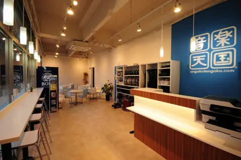 音楽天国 静岡草薙店：受付カウンターとロビー