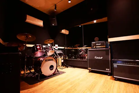 音楽天国 静岡駿河店（ドラムとアンプのある練習室）