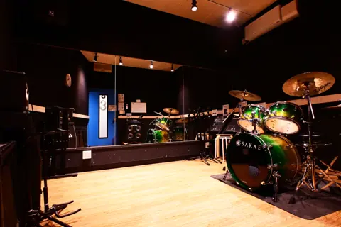 音楽天国 静岡駿河店:ドラムとアンプのある練習室