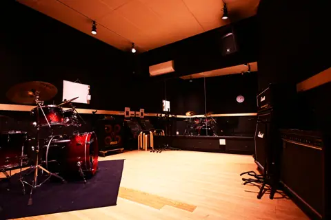 音楽天国 静岡駿河店:ドラムとアンプのある練習室