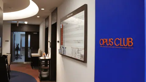 OPUSCLUB イオンモール高松 ルームレンタル：受付前の通路