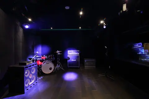 Oto-Niwa(オトニワ):ドラムとアンプのあるスタジオ室内