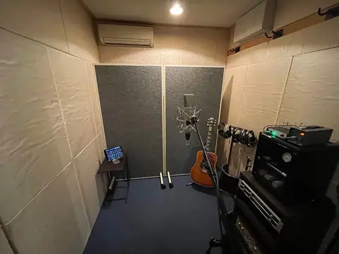 オトノハコスタジオアッシュ：アンプとギターのあるブース