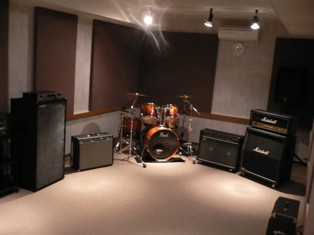 OVERLOAD STUDIO(ドラムとアンプのあるスタジオ室内)