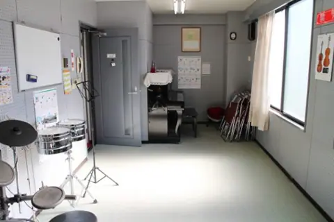 小宅楽器 武里教室 レンタルスタジオ・ホール（ドラムのあるスタジオ）