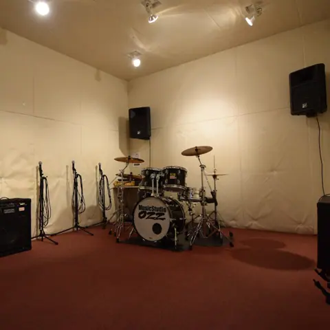 MusicStudio OZZ（ミュージックスタジオ オズ）：ドラムとアンプのある室内