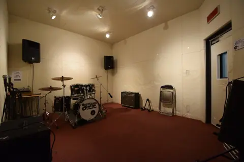 MusicStudio OZZ（ミュージックスタジオ オズ）：ドラムとアンプのある室内