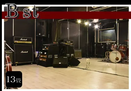P4 STUDIO 東心斎橋店（ドラムとアンプのあるスタジオ室内）