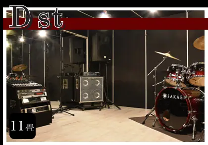P4 STUDIO 東心斎橋店：ドラムとアンプのあるスタジオ室内