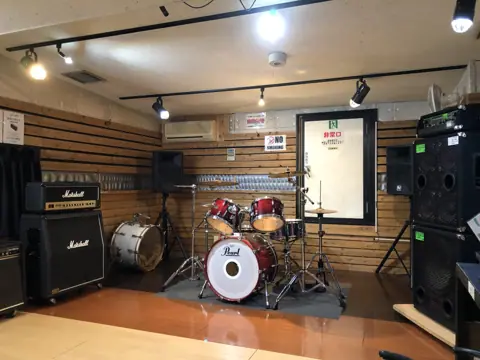 パンキースタジオ：ドラムとアンプのあるスタジオ