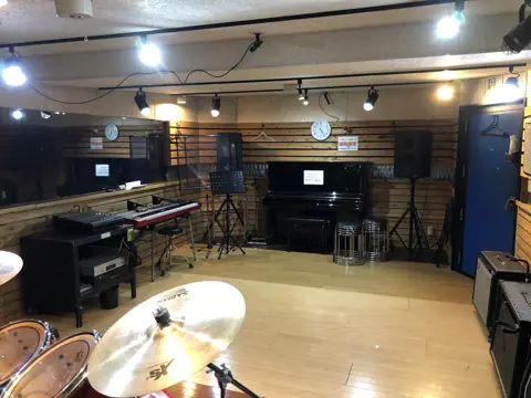 パンキースタジオ：ドラムとピアノのあるスタジオ