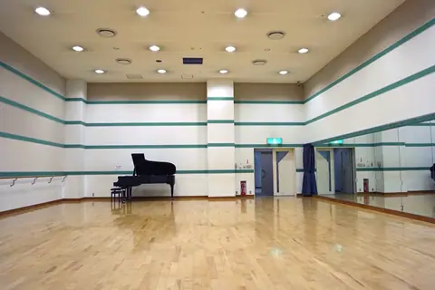 パピオビールーム（福岡市千代音楽・演劇練習場）（グランドピアノと鏡のある音楽室）
