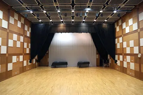 パピオビールーム（福岡市千代音楽・演劇練習場）：カーテンステージのある広い音楽室