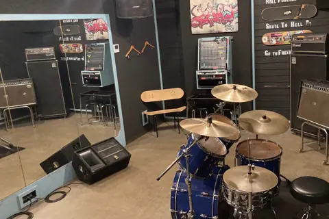 スタジオペンタ千葉 II:ドラムとアンプのあるスタジオ