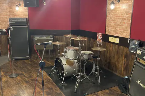スタジオペンタ千葉 II:ドラムとアンプのあるスタジオ