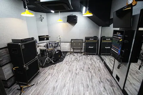 スタジオペンタ 池袋ハンズサイド(ドラムとアンプのあるスタジオ室内)