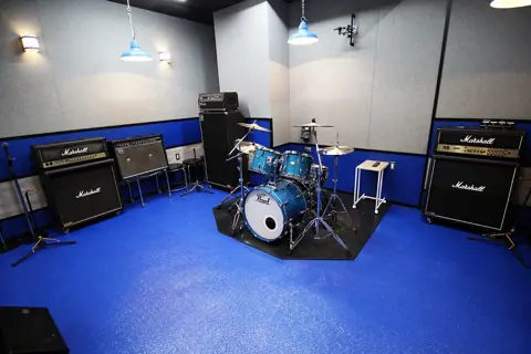 スタジオペンタ 池袋ハンズサイド：ドラムとアンプのあるスタジオ室内