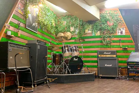 スタジオペンタ 池袋店（ドラムとアンプのあるスタジオ室内）