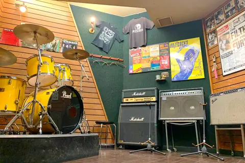 スタジオペンタ 池袋店：ドラムとアンプのあるスタジオ室内