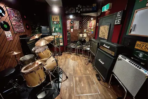 スタジオペンタ 大塚店（ドラムとアンプのあるスタジオ室内）