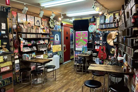 スタジオペンタ 大塚店：テーブルのあるロビー