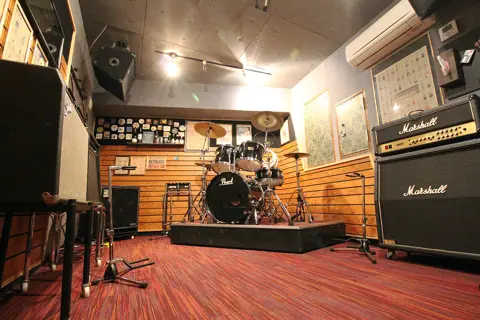 スタジオペンタ 渋谷シティサイド：ドラムとアンプのある練習室