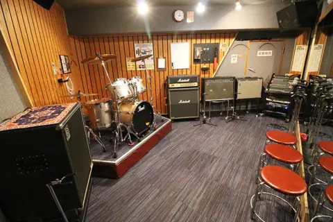 スタジオペンタ 渋谷シティサイド：ドラムとアンプのある練習室
