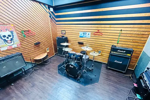 スタジオペンタ立川 II（ドラムとアンプのあるスタジオ室内）