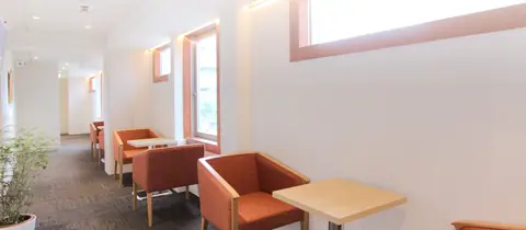 ピアノスタジオノア 恵比寿店（待合スペースの椅子とテーブル）