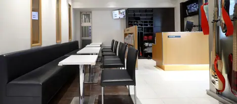 ピアノスタジオノア 銀座店（ロビーの待合席と受付）
